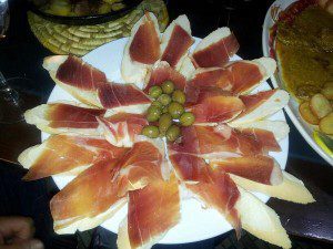 Plato de jamon en Lucena Plaza, calle Veracruz