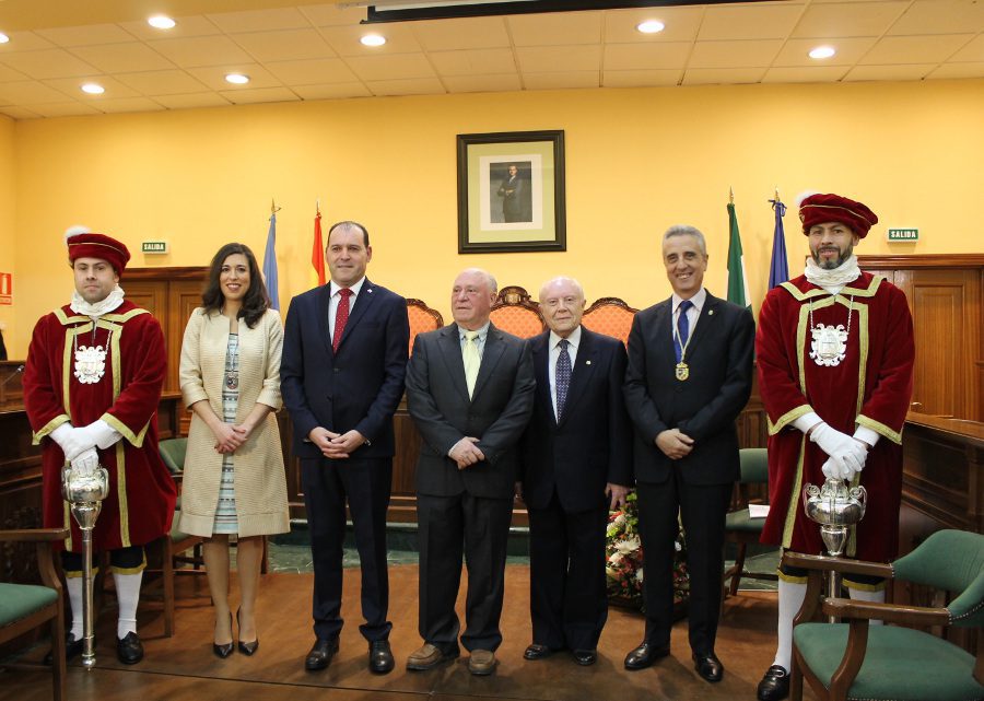Juan Pérez y Teresa Alonso con los nuevos cronistas (1)