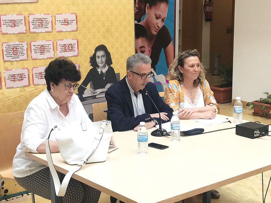 Juan Pérez y Mar Morales acompañados de la autora