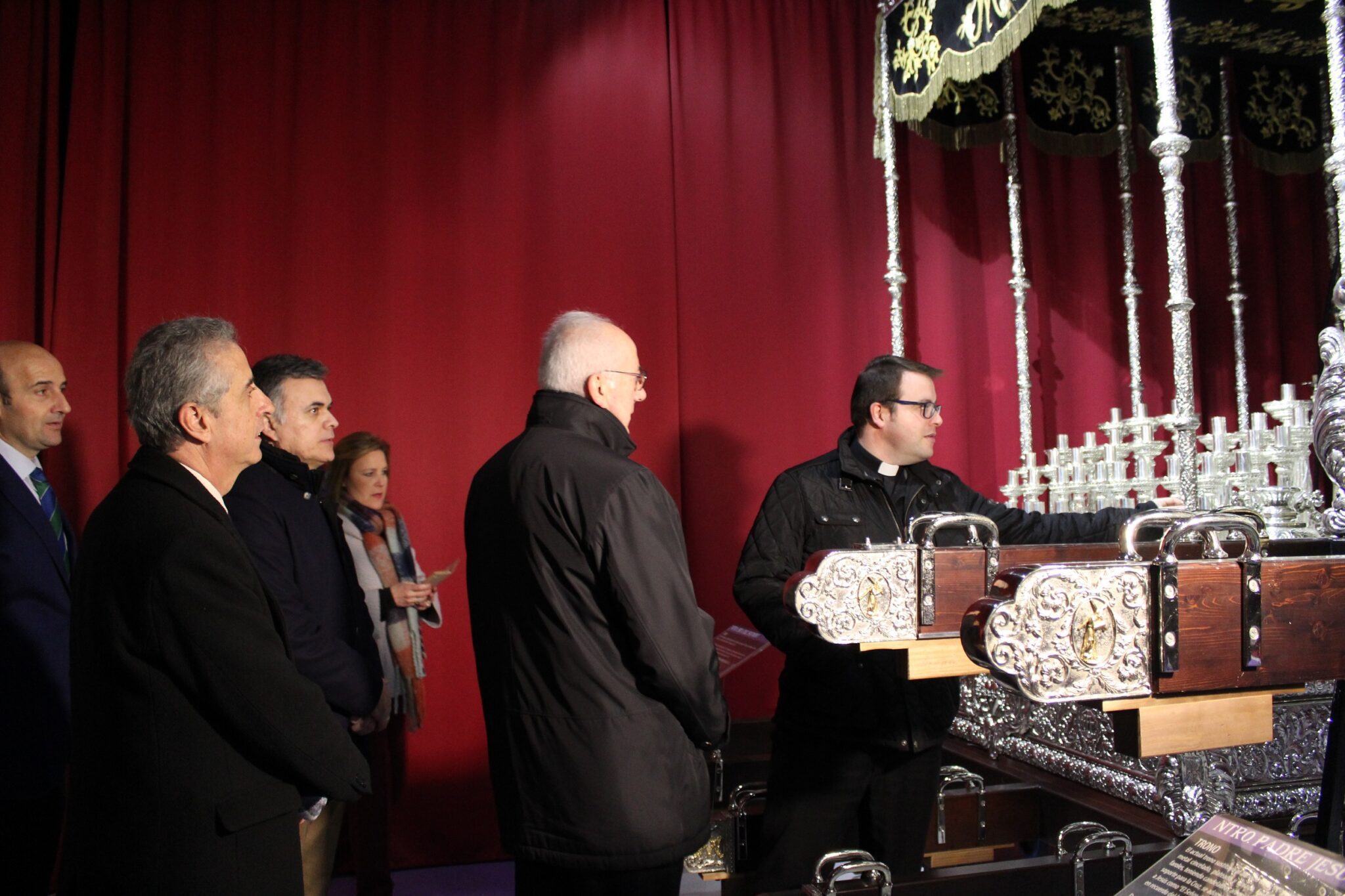 Monseñor Bravi en la sala expositiva permanente de la Santería