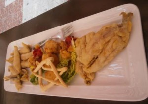 Adobo sefardi con tres pescados distintos y crujiente de coliflor