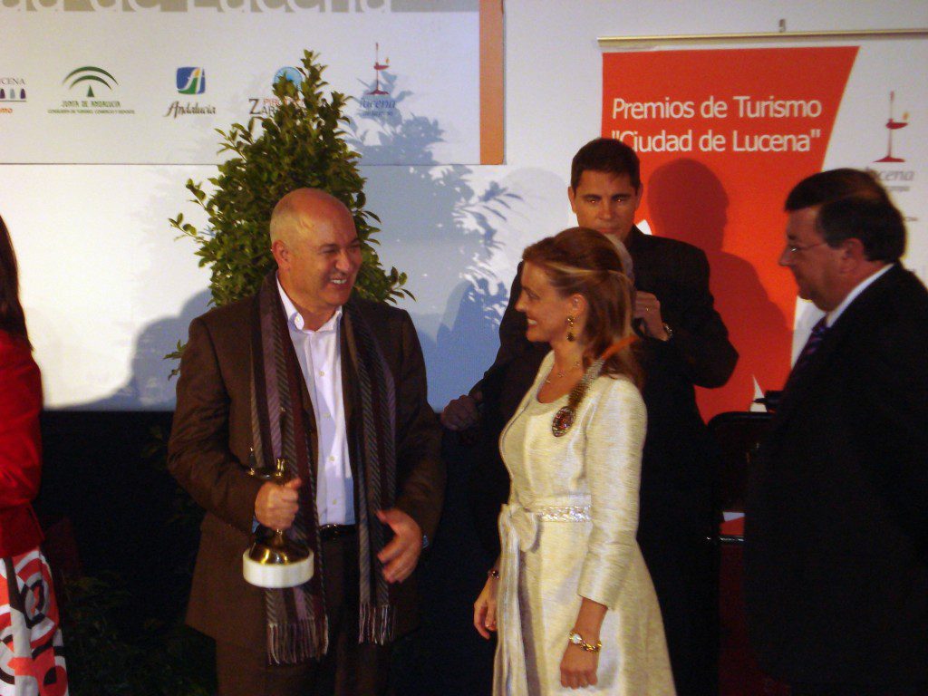 Antonio Marín recibiendo premio de Turismo categoría medios