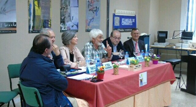El IES Miguel de Cervantes acoge una mesa redonda con diversos intelectuales de la ciudad
