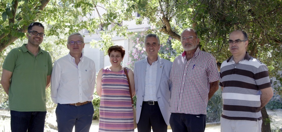 Ayuntamiento e IES Marqués de Comares celebran el Día del Medio Ambiente en el renovado Jardín botánico
