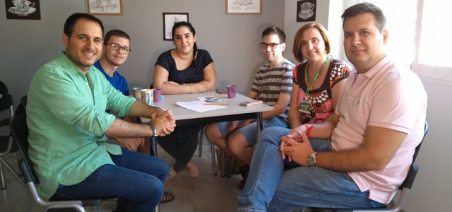 El director del Instituto Andaluz de Juventud  conoce las actividades de la Casa de la Juventud en Lucena