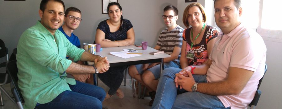 El director del Instituto Andaluz de Juventud  conoce las actividades de la Casa de la Juventud en Lucena