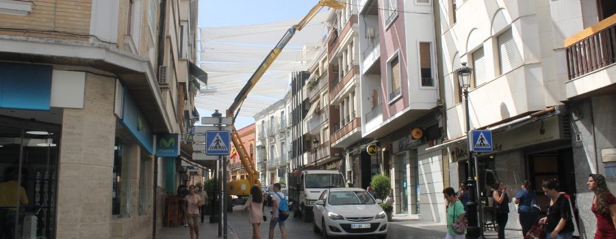 El Ayuntamiento de Lucena suplementará con nuevos toldos la instalación iniciada en la calle El Peso