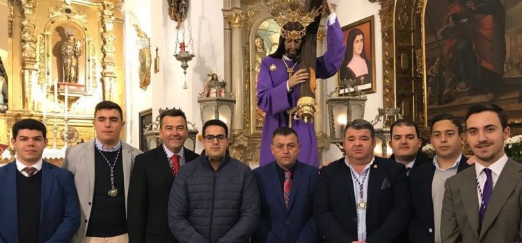 La Cofradía del Cristo del Valle realiza un besapié extraordinario con su titiular recién restaurado