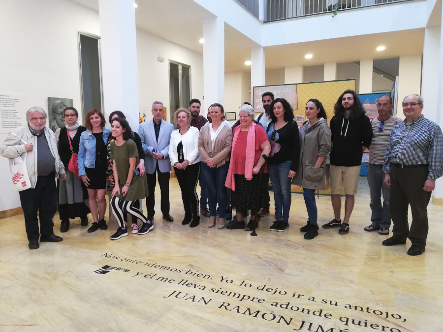 Una treintena de obras llenan la Biblioteca Municipal en honor a la artista lucentina Isabel Jurado