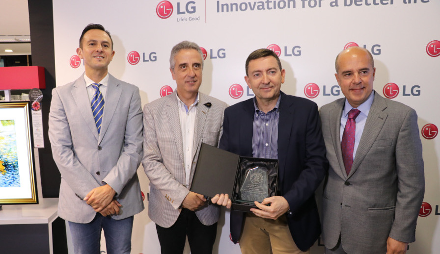 Milar Lucena  recibe una distinción por su trayectoria de LG Electronics y apoyo  del Ayuntamiento de Lucena
