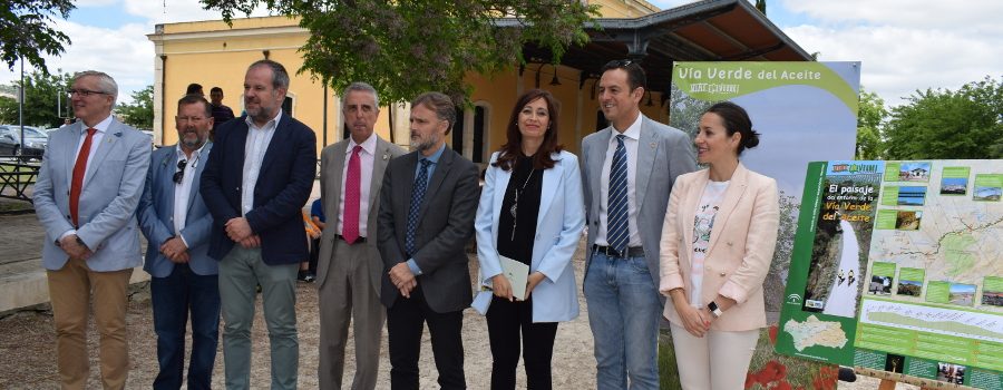 La Junta de Andalucia presenta una nueva Guia de la Via Verde del Aceite en al Estación de tren de Lucena