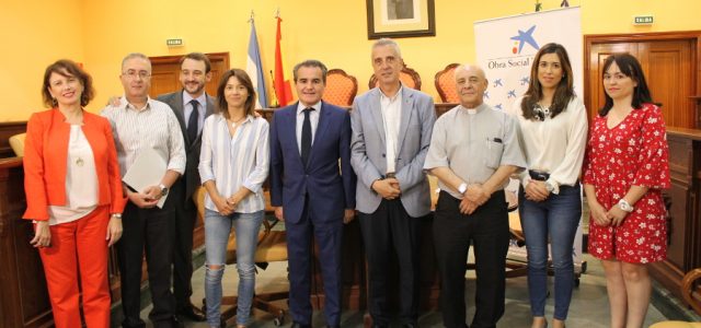 El Ayuntamiento apoya los convenios establecidos entre La Caixa y las asociaciones locales