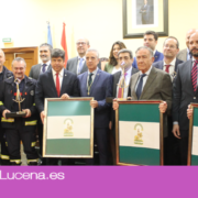 Lucena rinde homenaje entregando la bandera de Andalucía a personas y colectivos locales