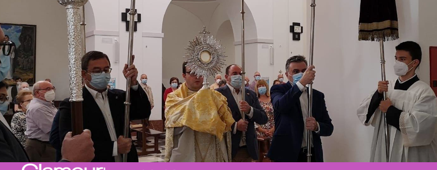 La Venerable Archicofradía de Jesús Nazareno celebra una procesión eucarística en honor al Corpus Christi
