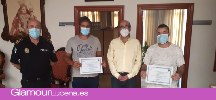 Los vecinos Jesús D. Moreno y Jesús Pérez reciben la felicitación del concejal de Seguridad Ciudadana