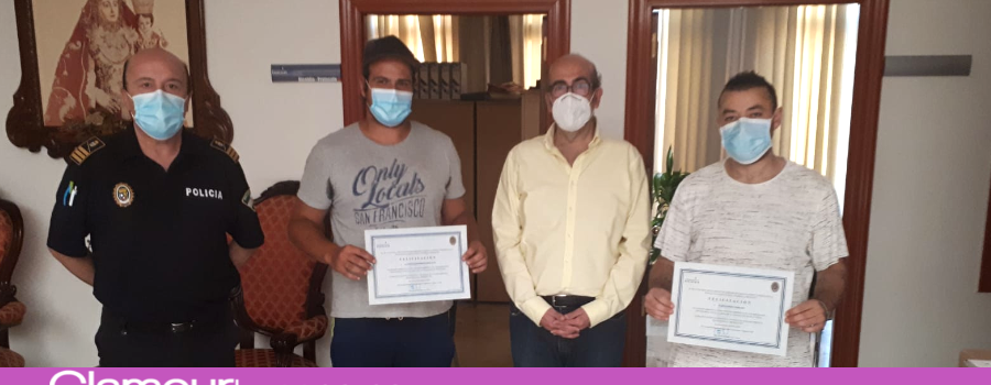 Los vecinos Jesús D. Moreno y Jesús Pérez reciben la felicitación del concejal de Seguridad Ciudadana