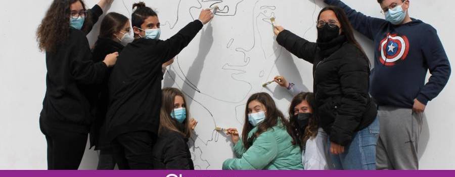Lucena conmemora el 8M con la lectura de un manifiesto y murales en colegios e institutos