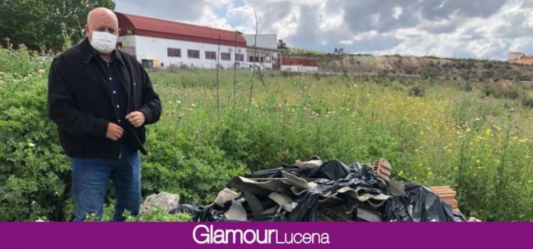 VOX insiste en Lucena sobre la retirada urgente de residuos potencialmente cancerígenos próximos a un colegio