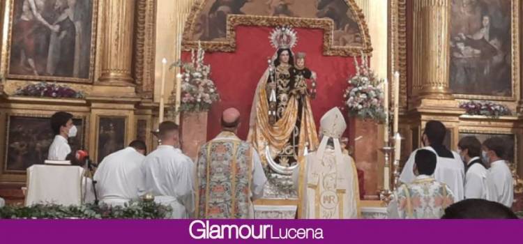 El obispo de Córdoba bendice las obras de  la Parroquia del Carmen en el día de su patrona