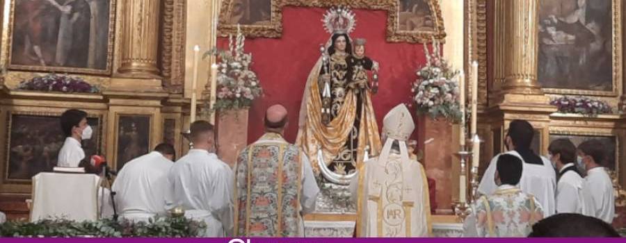 El obispo de Córdoba bendice las obras de  la Parroquia del Carmen en el día de su patrona