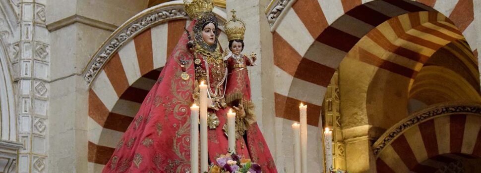 Multitudinario traslado de la Virgen de Araceli a la Mezquita Catedral de Córdoba tras su restauración