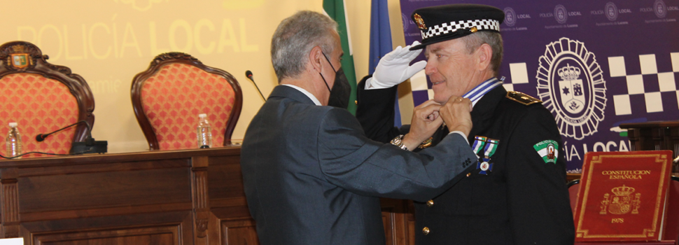 Los Agentes de la Policía Local son condecorados con diplomas y medallas con motivo del Día de San Jorge