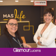 María León nos enseña la nueva tienda del Grupo Más Móvil en Lucena