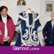 La Fundación Obra Pía recibe la donación de un traje de pastora bordado para Mª Stma. de Araceli