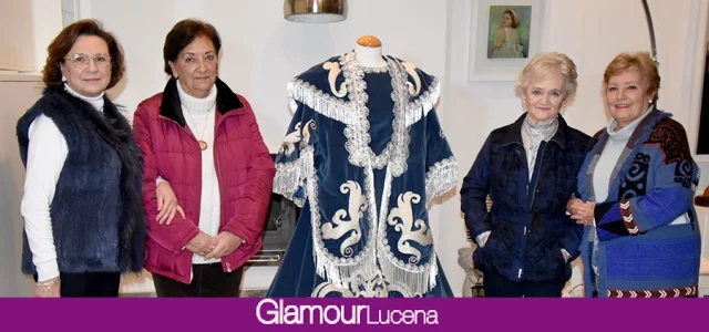 La Fundación Obra Pía recibe la donación de un traje de pastora bordado para Mª Stma. de Araceli