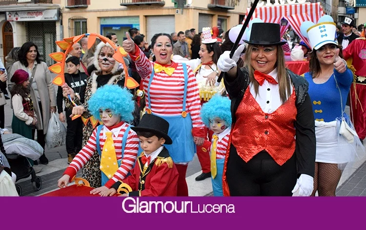 Imágenes del Pasacalles de Carnaval de Lucena 2023, lleno de color y diversión