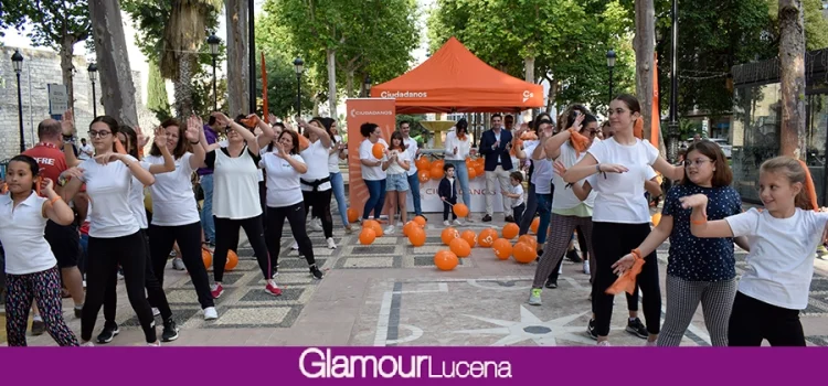 Ciudadanos Lucena cierra la campaña con un espectáculo de baile arropando al candidato Jesús López