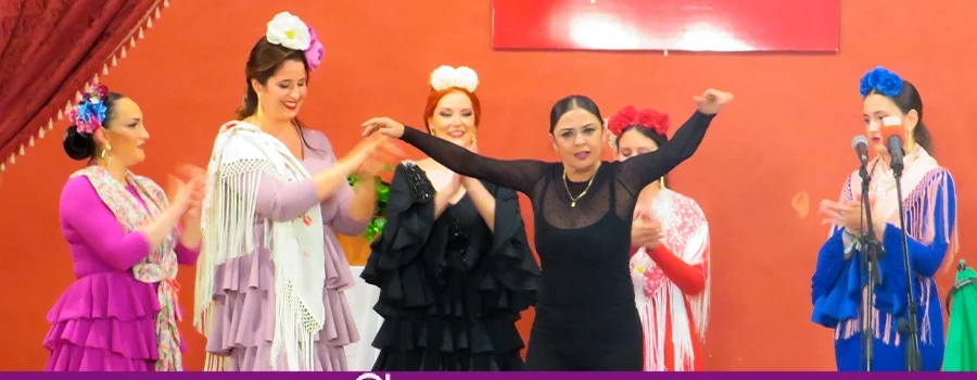 El desfile de trajes de flamenca de Araceli Hidalgo viste el Circulo Lucentino de flecos y volantes espectaculares