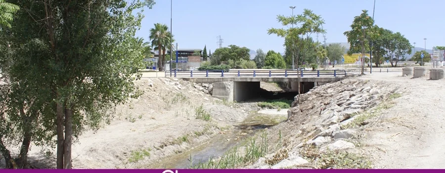 Servicios Operativos informa sobre la intervención y limpieza en el cauce del Río Lucena