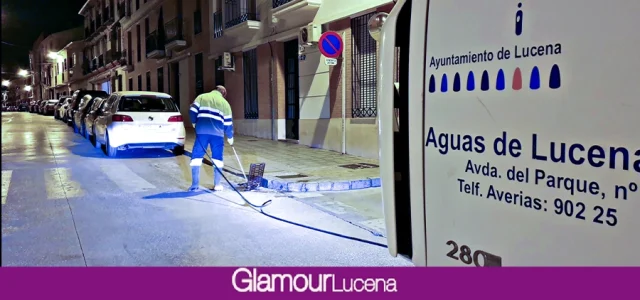 Aguas de Lucena acomete trabajos de limpieza preventiva en la red de imbornales