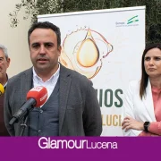 La DOP Lucena recibe a la delegada Mª Dolores Gálvez para concienciar sobre el uso seguro del recogedor de fardos del sector olivarero