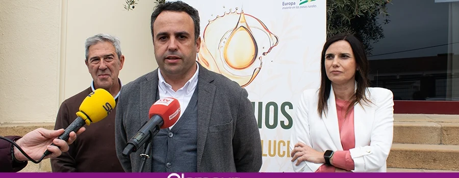 La DOP Lucena recibe a la delegada Mª Dolores Gálvez para concienciar sobre el uso seguro del recogedor de fardos del sector olivarero