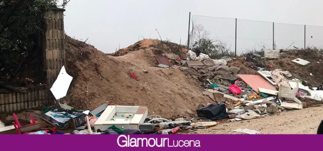 Francisco de Mora, concejal no adscrito, denuncia la acumulación de residuos en las inmediaciones del Punto Limpio de Lucena