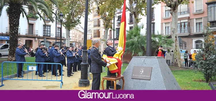 Lucena celebra el Día de la Constitución en su 45º Aniversario con la izada de una gran bandera de España en el Paseo del Coso