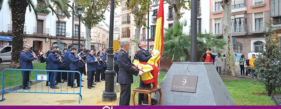 Lucena celebra el Día de la Constitución en su 45º Aniversario con la izada de una gran bandera de España en el Paseo del Coso