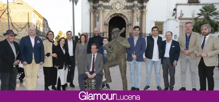 El Ayuntamiento homenajea con una escultura a la figura del guitarrista lucentino “Paco de Lucena”