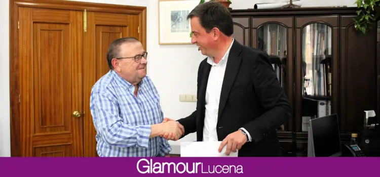 El Ayuntamiento de Lucena firma el nuevo convenio con la Agrupación de  Cofradías por valor de 65.240 euros
