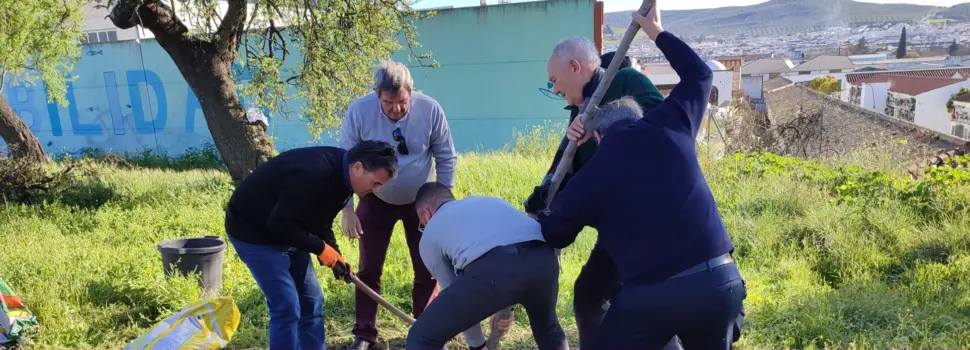 La Asociación medioambiental Mejorana planta sendos arboles en honor a la memoria de Fernando Chicano Pérez y Cecilio Barroso