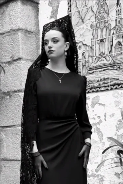 vestido de mantilla blanco y negro