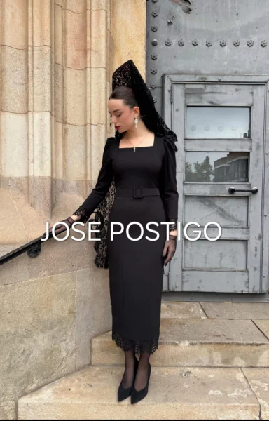 vestido de mantilla entallado con cuello a la caja
