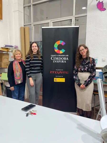 cordoba inspira abanico artesanal pintado a mano