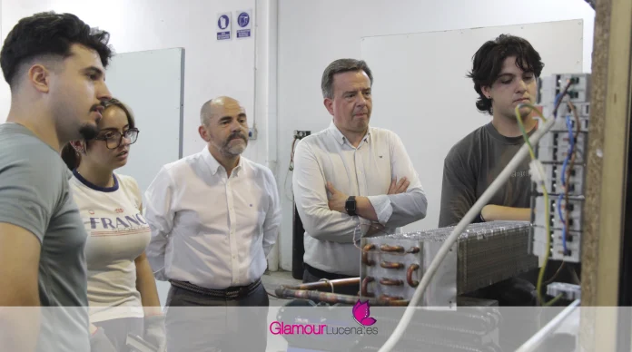 Alcalde de Lucena Aurelio Fernández visita el curso de refrigeración y climatización