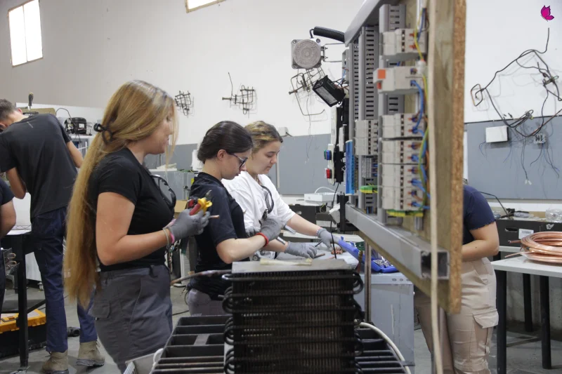 Alumnos del curso de Técnico en Refrigeración y Climatización de Lucena realizando prácticas