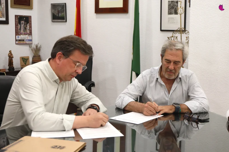 Aurelio Fernández y Francisco de Mora firman el convenio de la Denominación de Origen Aceite de Lucena en el Ayuntamiento
