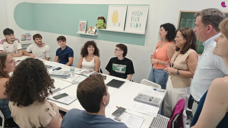 Jóvenes en un aula durante los cursos de inglés organizados por el Ayuntamiento de Lucena