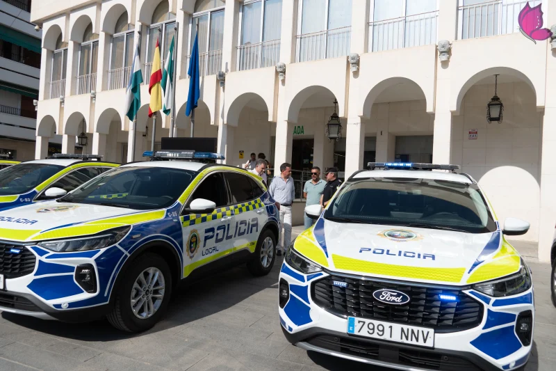 Presentación de los nuevos patrulleros híbridos de la Policía Local de Lucena en la Plaza Nueva
